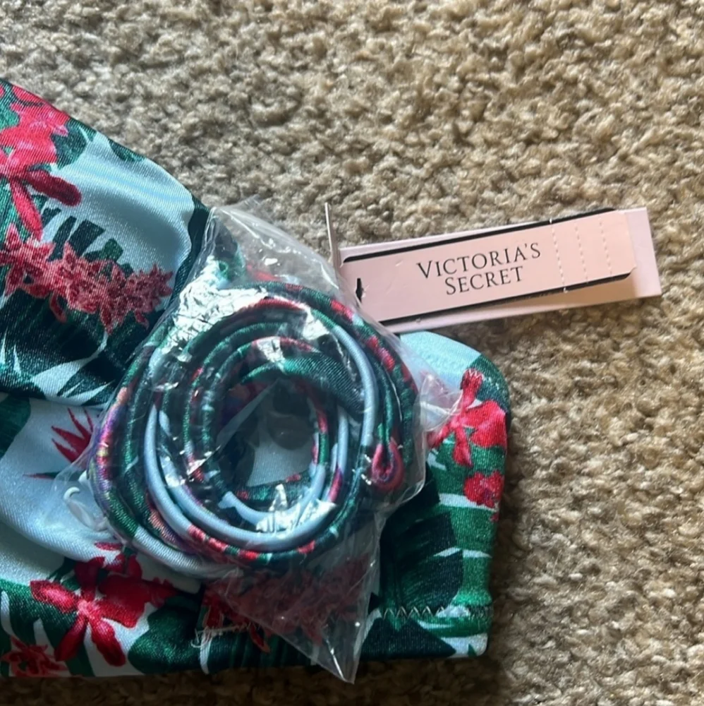 Victoria Secret Swim Top - Picture 5 of 15